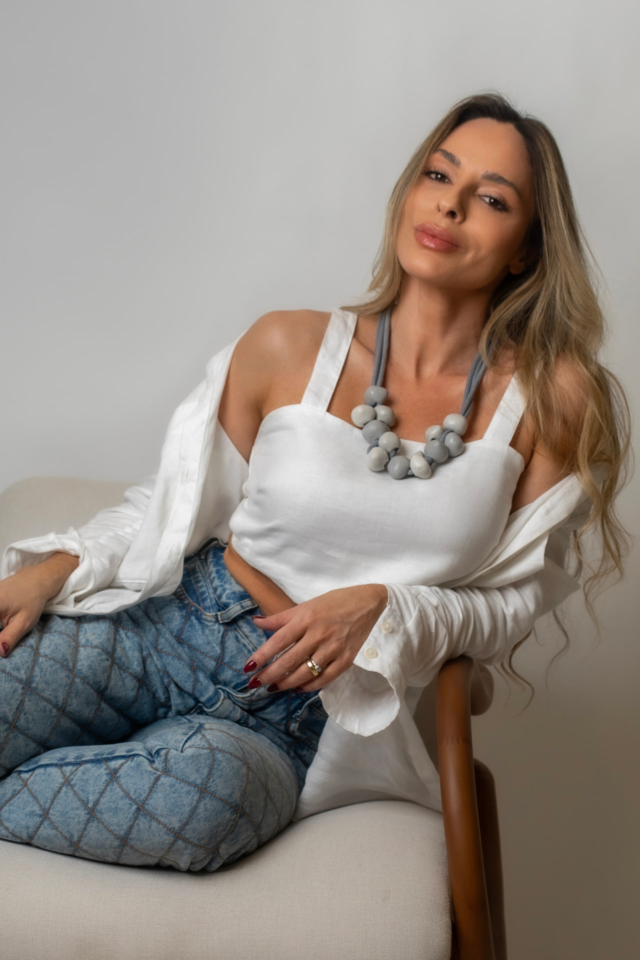 Modelo usando colar autoral da Linha Roch, feito à mão em porcelana fria pela Dristtefani